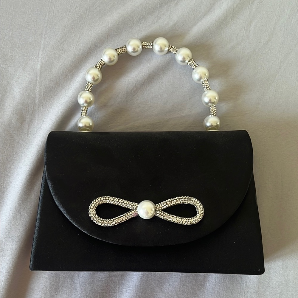 Elegant Black Handbag with Pearl Handle